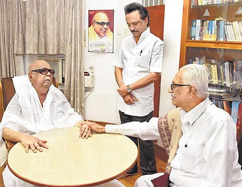 கருணாநிதியுடன் அன்பழகன் சந்திப்பு: உடல்நலம் விசாரித்தார்