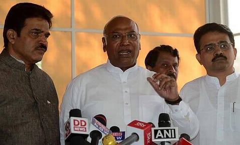 நோட்டு நடவடிக்கைக்கு முன்பாகவே பாஜகவினர் சொத்துகளை வாங்கி விட்டனர்: காங்கிரஸ் சாடல்