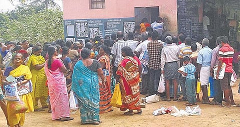 ரேஷனில் வாங்காத பொருட்களையும் வாங்கியதாக தவறான குறுந்தகவல் வந்தால் புகார் அளிக்கலாம்: உணவுத் துறை அதிகாரிகள் விளக்கம்