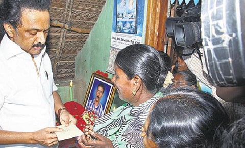 டெல்டா மாவட்டங்களில் சம்பா சாகுபடி பாதிக்கப்பட்டதால் உயிரிழந்த விவசாயிகள் குடும்பத்துக்கு ஸ்டாலின் நிதியுதவி: உயிரிழப்புகளை தடுக்க அரசுக்கு வலியுறுத்தல்
