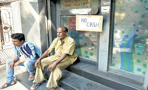 வங்கிகளுக்கு 2 நாள் விடுமுறை: ஏடிஎம்கள் முடங்கியதால் மக்கள் பாதிப்பு