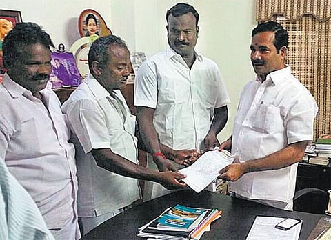 ஜல்லிக்கட்டுக்கு அவசர சட்டம் இயற்ற நாடாளுமன்றத்தில் குரல் கொடுக்குமாறு அதிமுக எம்.பி.க்களிடம் மனு: திருச்சியில் வீர விளையாட்டு கூட்டமைப்பினர் அளித்தனர்