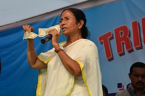 புதிய நோட்டுகள் விநியோகத்தில் பாரபட்சமா? - ரிசர்வ் வங்கிக்கு மம்தா கேள்வி