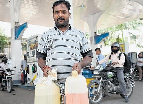 பெட்ரோல் பங்க்குகளில் பழைய ரூ.500 நோட்டுகள் இன்னும் ஒருநாள் மட்டுமே செல்லும்: அரசு