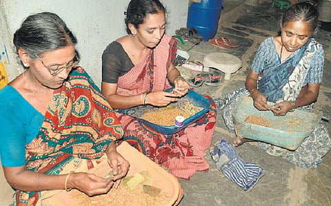 பணமதிப்பு நீக்க நடவடிக்கையால் தமிழகத்தில் 5 லட்சம் பீடி தொழிலாளர்கள் பாதிப்பு