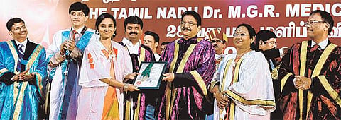 தமிழ்நாடு டாக்டர் எம்ஜிஆர் மருத்துவப் பல்கலைக்கழகத்தின் பட்டமளிப்பு விழாவில் 20,489 பேர் பட்டம் பெற்றனர்: 5 தங்கம் உட்பட 7 பதக்கங்களை பெற்று மாணவி சாதனை