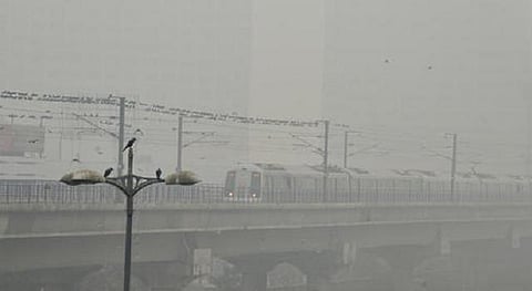 டெல்லியில் பனிமூட்டம்: 94 ரயில்கள் தாமதம்; 2 ரயில்கள் ரத்து