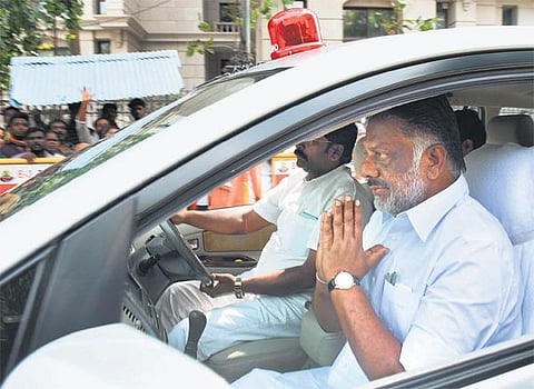 அதிமுகவை யார் வழி நடத்துவது?- தமிழக அமைச்சர்கள் ஆலோசனை