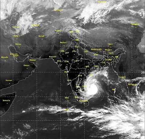 வர்தா புயல்: புதுச்சேரியில் 8ம் எண் புயல் எச்சரிக்கை கூண்டு