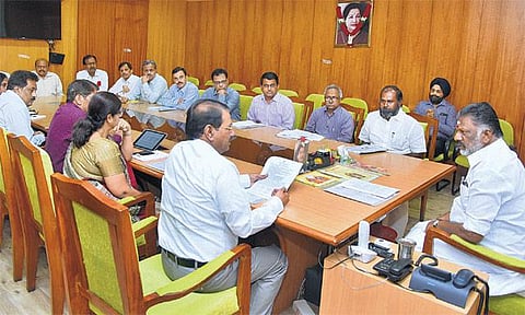 வார்தா புயல் குறித்து முதல்வர் தலைமையில் ஆலோசனை: நீர்நிலைகள், நீர்வழித்தடங்களை கண்காணிக்க உத்தரவு