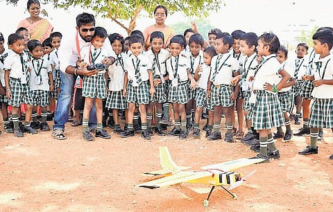 பள்ளிகளில் ‘ஸ்பேஸ் சயின்ஸ் கிளப்’-விண்வெளி ஆராய்ச்சி கல்வியை எளிதாக கற்க விழிப்புணர்வு: புதிய முயற்சியில் மதுரை பொறியாளர்
