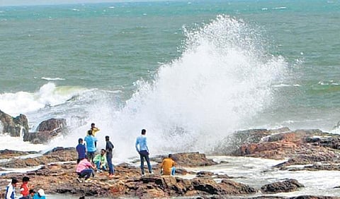 நெல்லூர், ஸ்ரீகாளஹஸ்தி உட்பட பல இடங்களில் பலத்த சூறாவளி: ஆந்திராவிலும் இயல்பு வாழ்க்கை பாதிப்பு