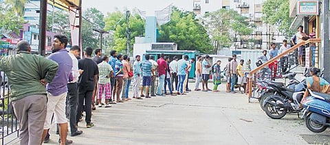 மின் தடையால் முடங்கிய ஏடிஎம்கள்: பணம் எடுக்க முடியாமல் மக்கள் அவதி