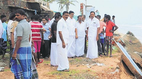 புயலால் பாதித்த காஞ்சி, திருவள்ளூர் மாவட்டங்களில் அமைச்சர்கள் குழு நேரில் ஆய்வு: நிவாரண நடவடிக்கைக்கு உத்தரவு