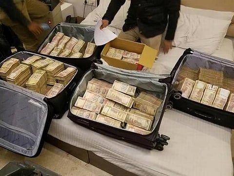 டெல்லி விடுதியில் ரூ.3 கோடியே 25 லட்சம் மதிப்புள்ள பழைய நோட்டுகள் பறிமுதல்