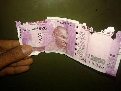 ரூ.2000 நோட்டு எளிதில் கிழிவதாக கேரள பெண் புகார்