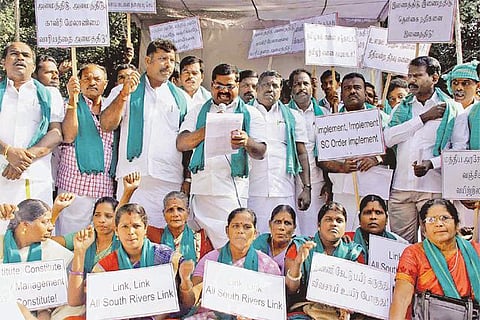 காவிரி பிரச்சினையில் நீதி கேட்டு டெல்லியில் தமிழக விவசாயிகள் போராட்டம்: காங்கிரஸ் துணைத் தலைவர் ராகுல் காந்தியிடம் மனு