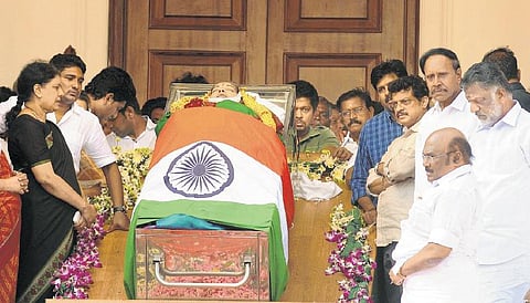 மொழியைத் துரு ஏறச்செய்யும் பொன்னாடை!
