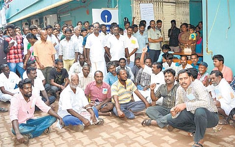வங்கிகளில் பணம் இல்லாததால் திருவள்ளூர், கும்மிடிப்பூண்டியில் முற்றுகை