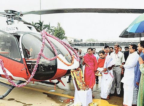 பெங்களூருவில் ஹெலிகாப்டர் ஆம்புலன்ஸ் சேவை: முதல்வர் சித்தராமையா தொடங்கி வைத்தார்