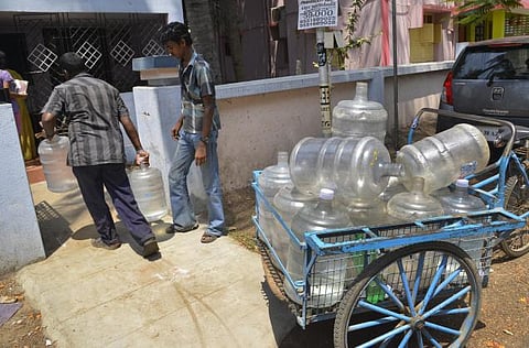 சென்னை புறநகர் பகுதியில் ஒரு கேன் தண்ணீர் ரூ.100-க்கு விற்பனை