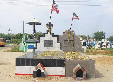 திண்டுக்கல் அருகே நூதனம்: அரசியல் தலைவர்களுக்கு நினைவுச்சின்னம் கட்டும் கிராமத்தினர் - இந்திரா காந்தி, ராஜீவ், எம்.ஜி.ஆர். வரிசையில் ஜெயலலிதா