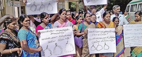 தற்கொலைக்குத் தூண்டும் நுண் கடன் நிறுவனங்கள்: பெண் தொழில்முனைவோர் புகார்