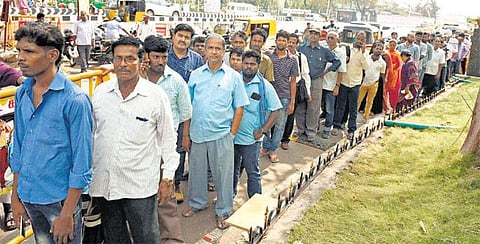 ரிசர்வ் வங்கியில் பழைய ரூபாய் நோட்டுகளை மாற்ற ஏழை மக்களை பயன்படுத்தும் புரோக்கர்கள்: கடும் நடவடிக்கை எடுக்கப்படும் என அதிகாரிகள் எச்சரிக்கை