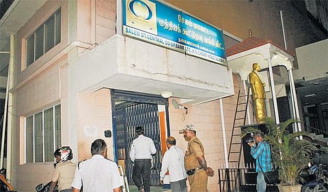 சேலம் கூட்டுறவு வங்கியில் வருமான வரித்துறை சோதனை: ஆவணங்களை கைப்பற்றி விசாரணை
