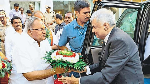 இலங்கை பிரதமர் ரணில் விக்ரமசிங்கே திருப்பதியில் சுவாமி தரிசனம்
