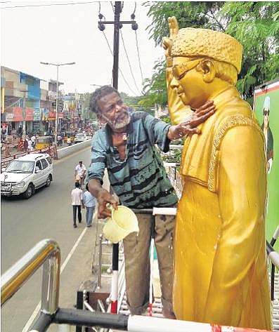 எம்ஜிஆர் சிலையை பராமரிக்கும் திண்டுக்கல் தொழிலாளி