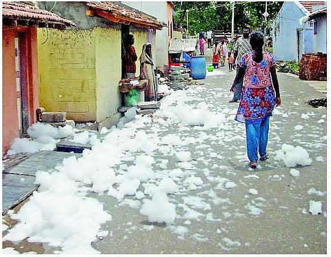 நொய்யல் இன்று 14: நுரை பொங்கும் வாய்க்கால்; சாயக்கழிவால் கலங்கிய ஆறு