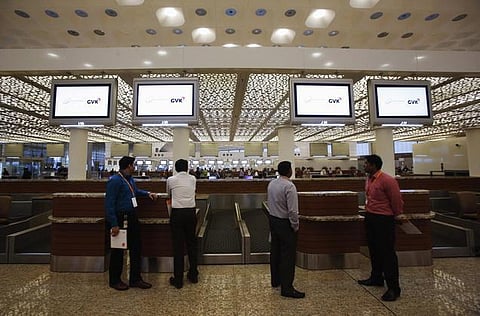 நொய்டா, மும்பை விமான நிலையத்தில் 111 கிலோ தங்கம், வெள்ளி, பணம் பறிமுதல்: வருமான வரித்துறையினர் தீவிர விசாரணை