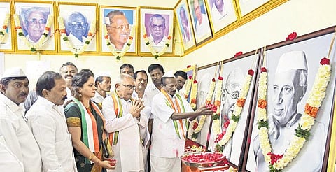 காங்கிரஸ் கட்சியின் 132-வது ஆண்டு தொடக்க விழா: மறைந்த தலைவர்களுக்கு மரியாதை