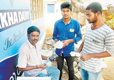 பணமில்லா பரிவர்த்தனைக்கு மாறிய தெலங்கானா மாநில கிராமம்