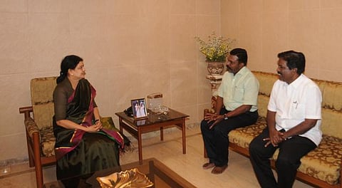 அதிமுக பொதுச் செயலாளர் சசிகலாவை நேரில் சந்தித்து திருமாவளவன் வாழ்த்து
