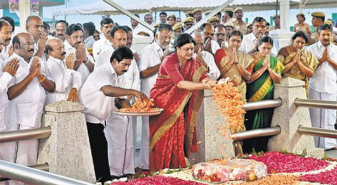 அதிமுக பொதுச்செயலாளராக இன்று பொறுப்பேற்கிறார் சசிகலா