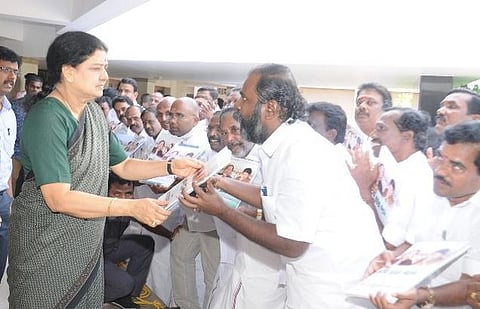 சசிகலா விரைவில் முதல்வராவார்: ஜெ. நினைவிடத்தில் அஞ்சலி செலுத்திய அமைச்சர்கள் நம்பிக்கை
