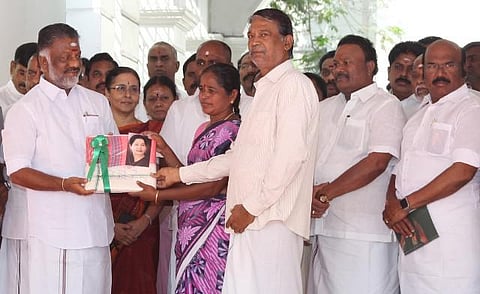 ரூ.486 கோடியில் விலையில்லா வேட்டி, சேலை வழங்கும் திட்டம்: ஓபிஎஸ் தொடங்கி வைத்தார்