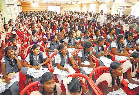 இனிது இனிது தேர்வு இனிது நிகழ்ச்சி: பிளஸ் டூ தேர்வை எதிர்கொள்வது எப்படி?