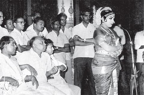 என்னருமை தோழி..! - 9: வைராக்கியத்துக்கு சோதனை!
