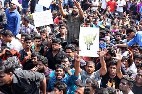 ஜல்லிக்கட்டு கோரி கைதானவர்களை விடுவிக்க வலியுறுத்தி மெரினாவில் இளைஞர்கள் போராட்டம்