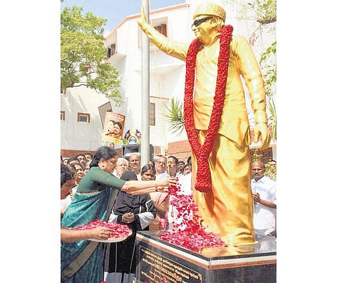 100-வது பிறந்த நாள் விழா: ராமாவரம் தோட்டத்தில் கொடியேற்றி எம்.ஜி.ஆர். சிலையை திறந்தார் சசிகலா