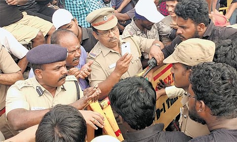 ஜல்லிக்கட்டுக்கு ஆதரவாக மெரினாவில் போராட்டத்தில் குதித்த போலீஸார்: பதறிய உயர் போலீஸ் அதிகாரிகள்