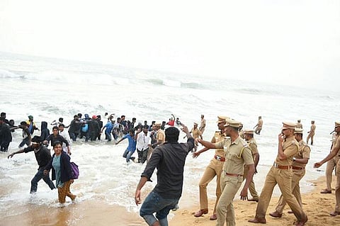 மெரினாவில் ஜல்லிக்கட்டுப் போராட்டக்காரர்கள் வெளியேற்றம்: போலீஸார் குவிப்பு; போர்க்களமானது போராட்டக் களம்