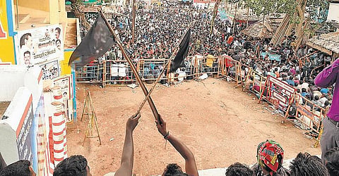அலங்காநல்லூர் ஜல்லிக்கட்டு ரத்து: பயணத்தை பாதியில் கைவிட்ட முதல்வர்