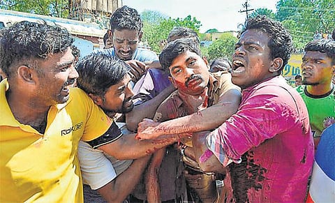 விருதுநகர் மாவட்டம் கான்சாபுரத்தில் ஜல்லிக்கட்டு காளை முட்டி காவலர் பலி: ராப்பூசலில் மேலும் ஒரு இளைஞர் இறப்பு