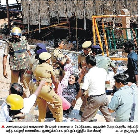 போர்க்களமாக மாறியது அலங்காநல்லூர்: போலீஸ் தடியடி, போராட்டக்காரர்கள் கல்வீச்சால் பதற்றம், 25 பேர் காயம்