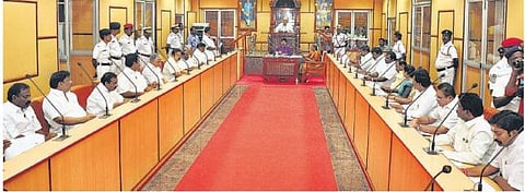 டுவிட்டரில் அரசியல் செய்யும் ஆளுநரை வெளியேற்ற வேண்டும்: புதுவை பேரவையில் உறுப்பினர்கள் குற்றச்சாட்டு