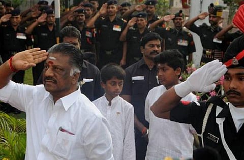 மெரினாவில் குடியரசு தின விழா கோலாகலம்: முதல்வர் ஓபிஎஸ் கொடியேற்றினார்- விழாவில் எதிர்க்கட்சித் தலைவர் மு.க.ஸ்டாலின் பங்கேற்பு